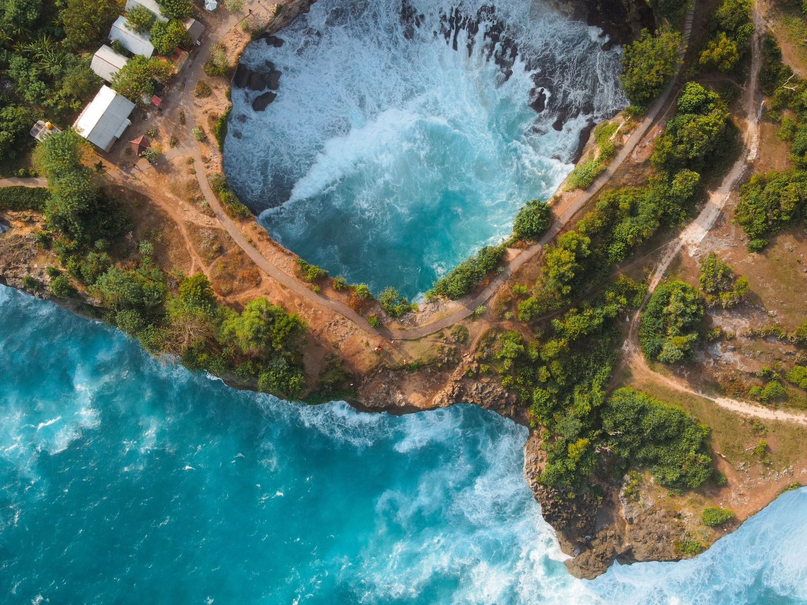 Swell breaking into Devil's Tear, seen from the air